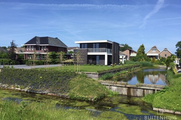 Moderne villa aan het water