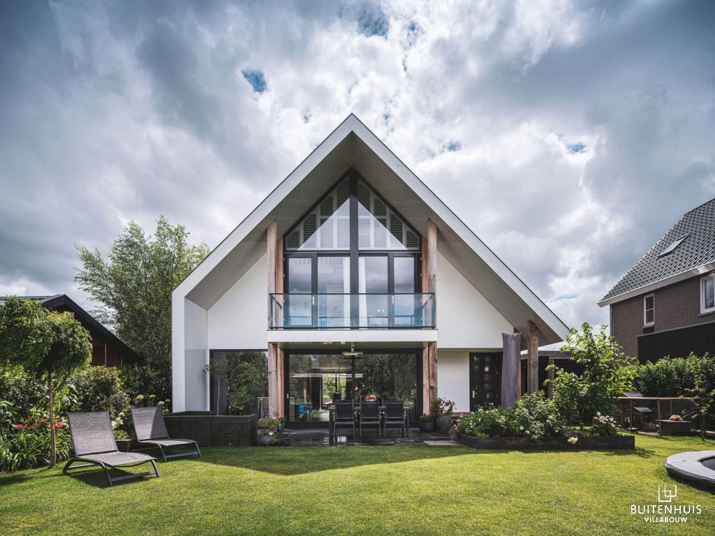 ThumbnailAchtergevel met balkon en beschut terras onder de doorlopende kap