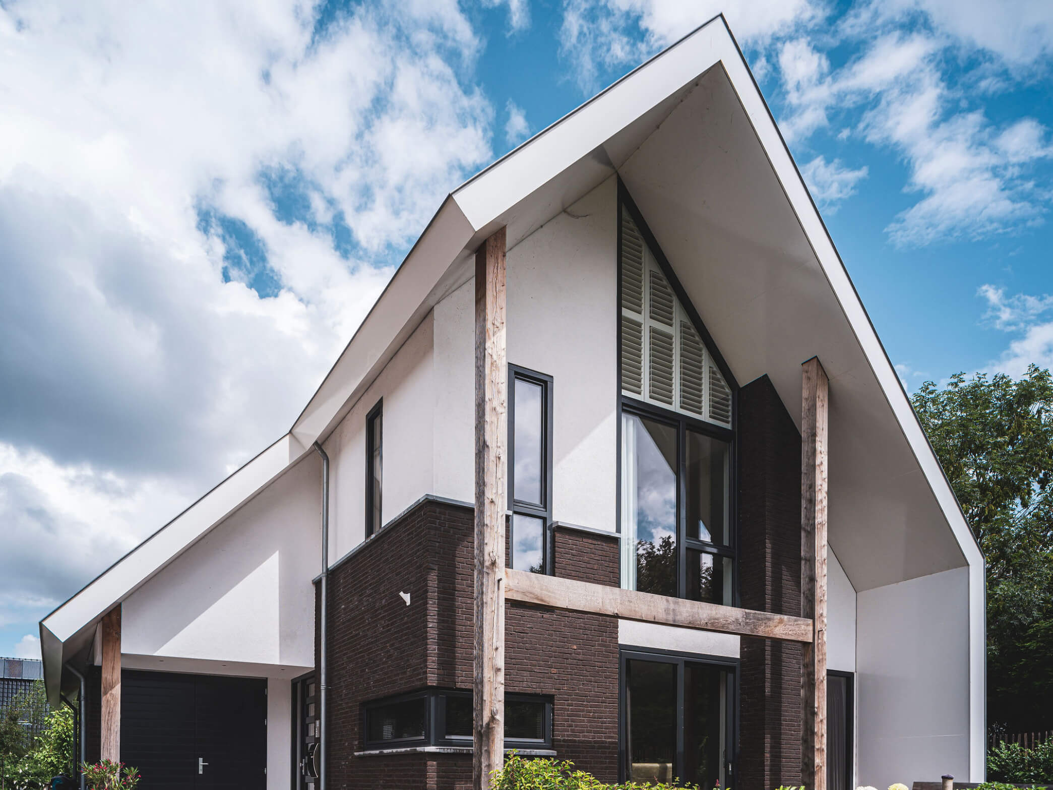 Voorgevel met eikenhouten constructie onder de moderne kap