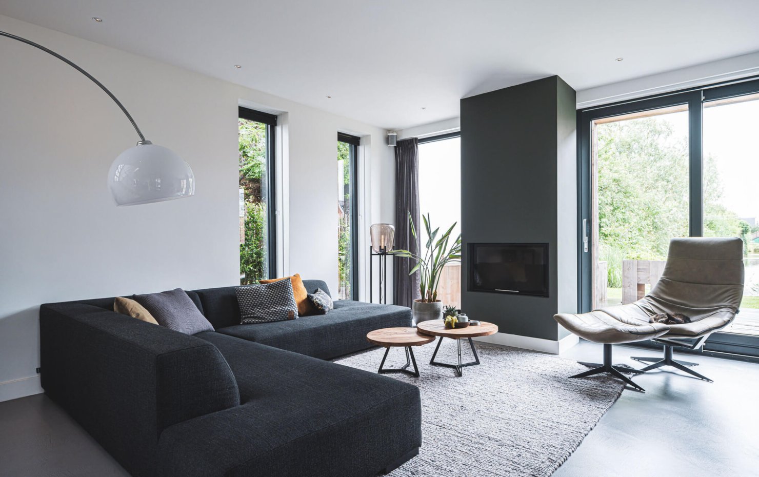 Loungehoek met ingebouwde televisie