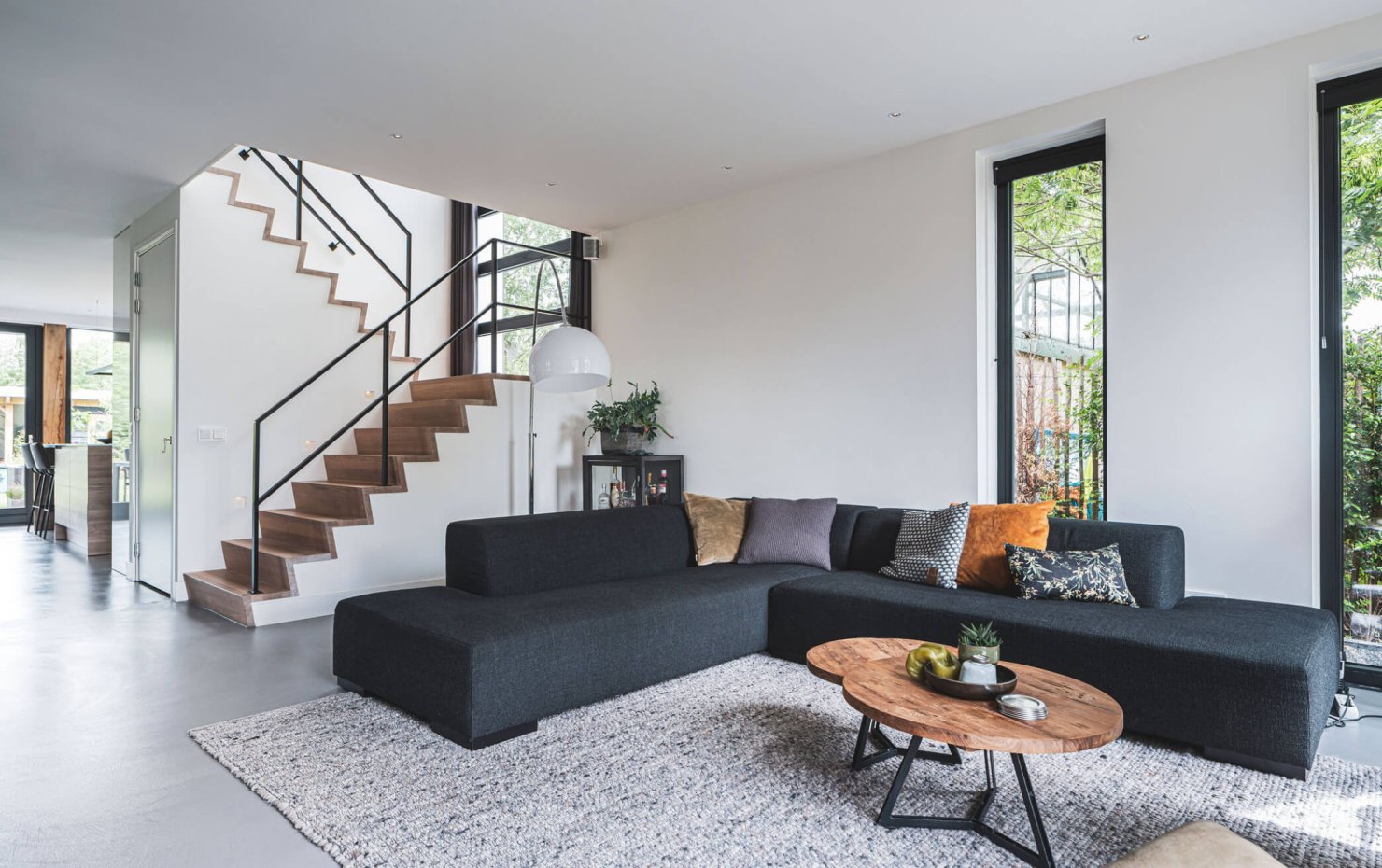 Open houten design trap met stalen reling