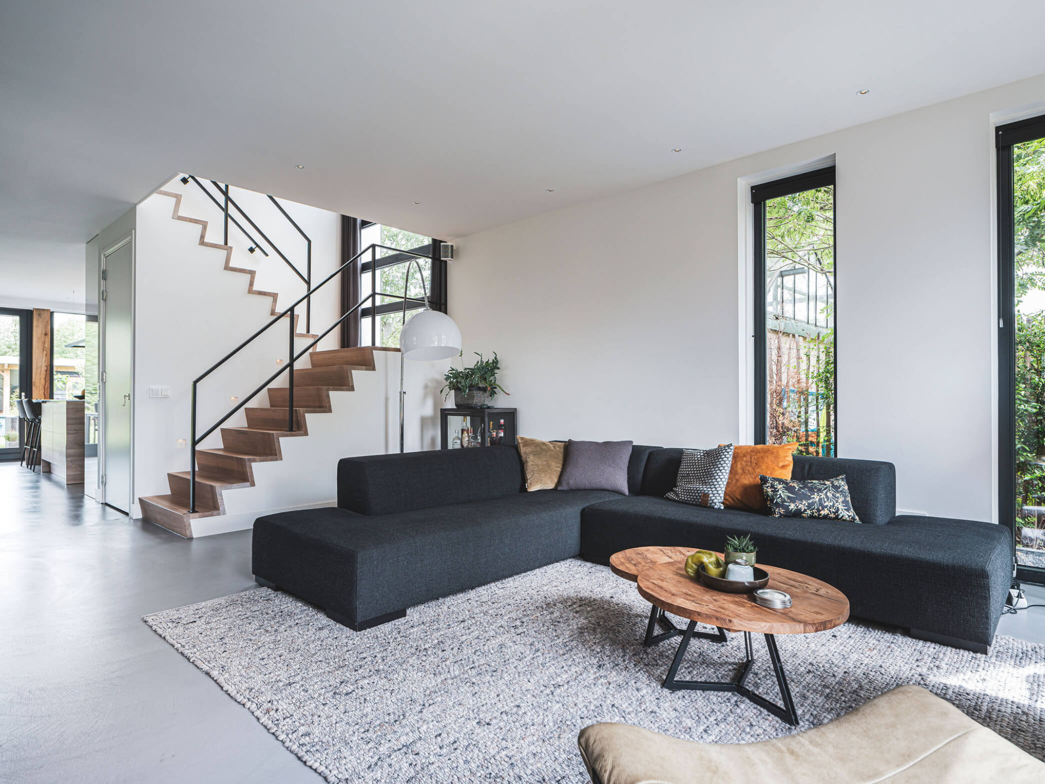 Open houten design trap met stalen reling