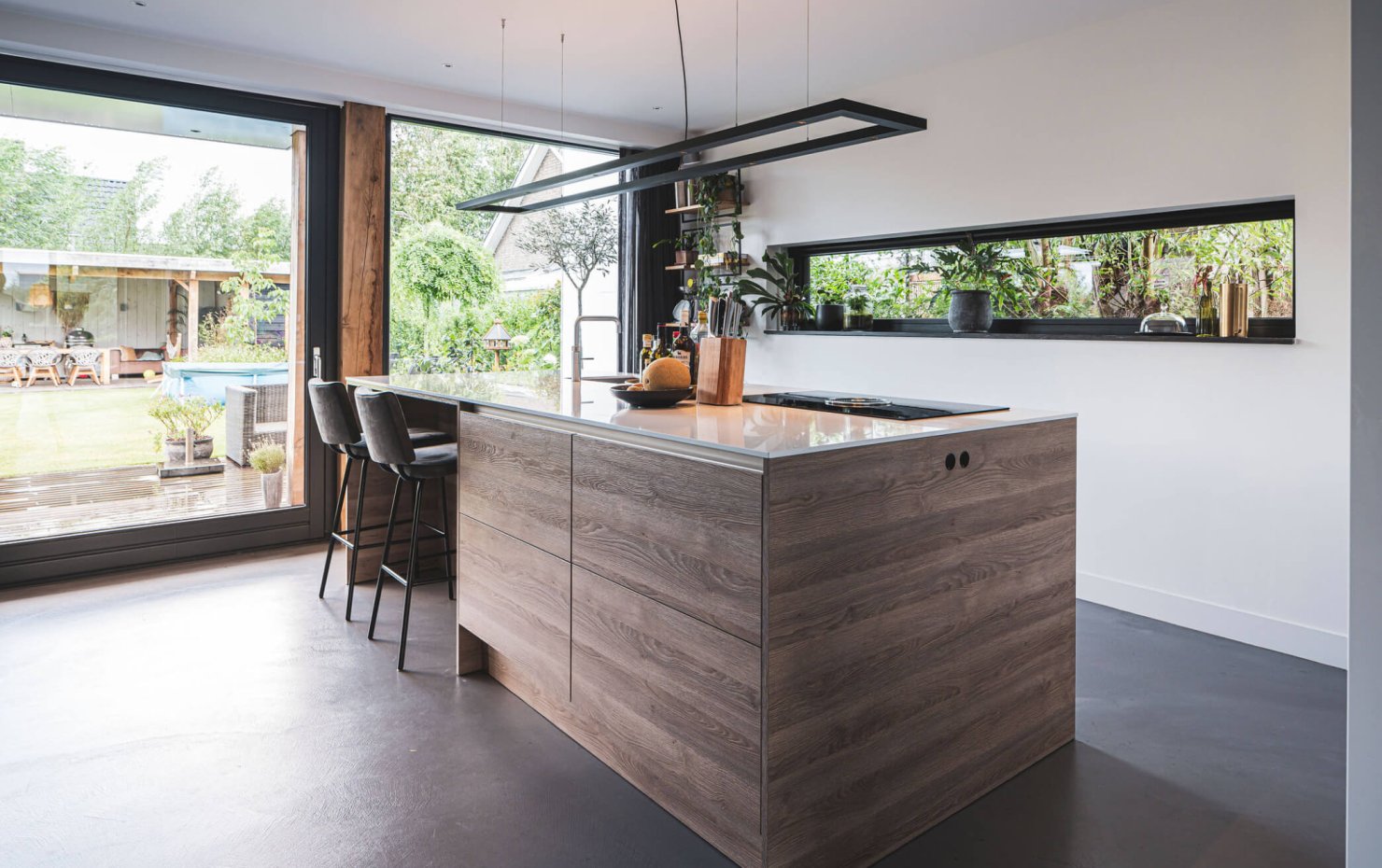 Houten kookeiland met hoogglans wit werkblad