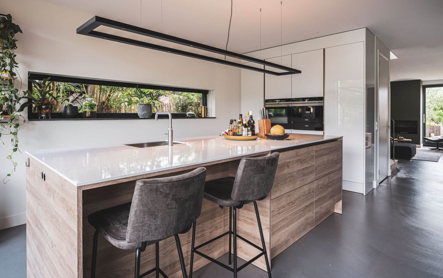 Design keuien met hoogglans wit kasten, kookeiland en eetbar