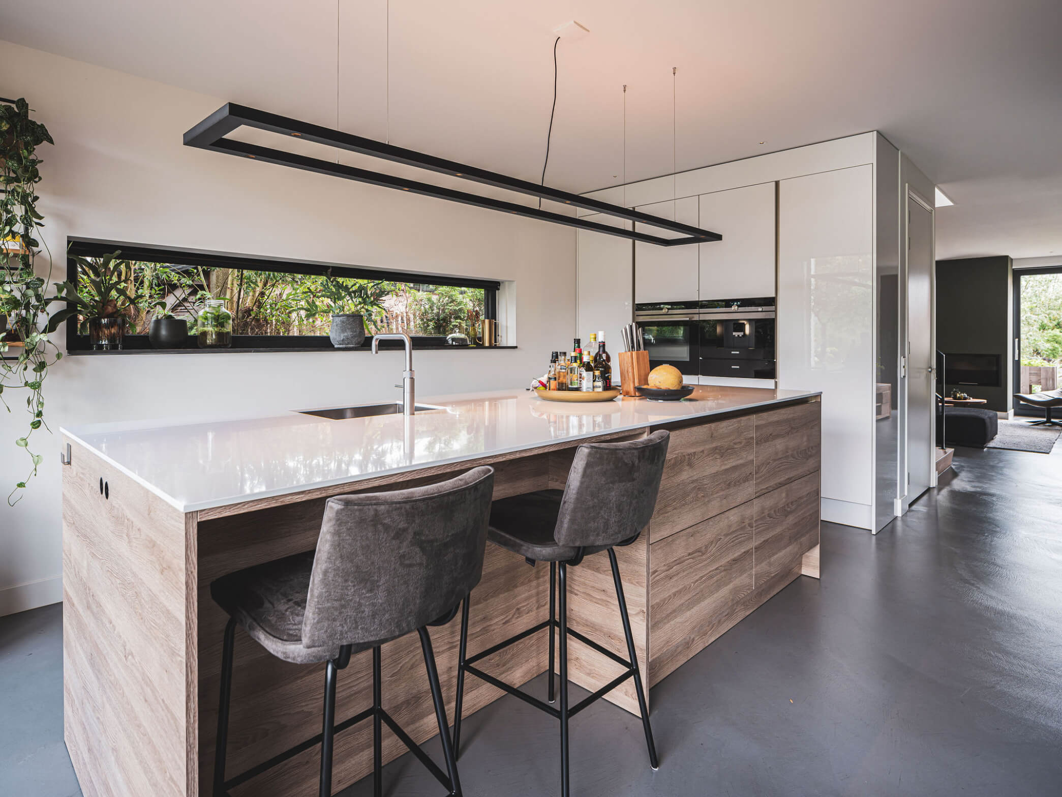 Design keuien met hoogglans wit kasten, kookeiland en eetbar