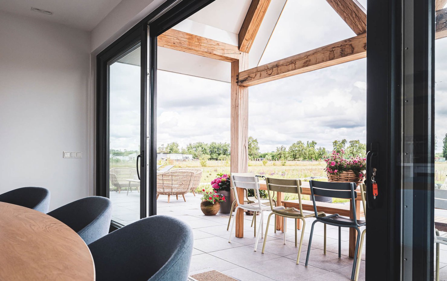Fantastisch uitzicht vanaf het overdekte terras met houten balken