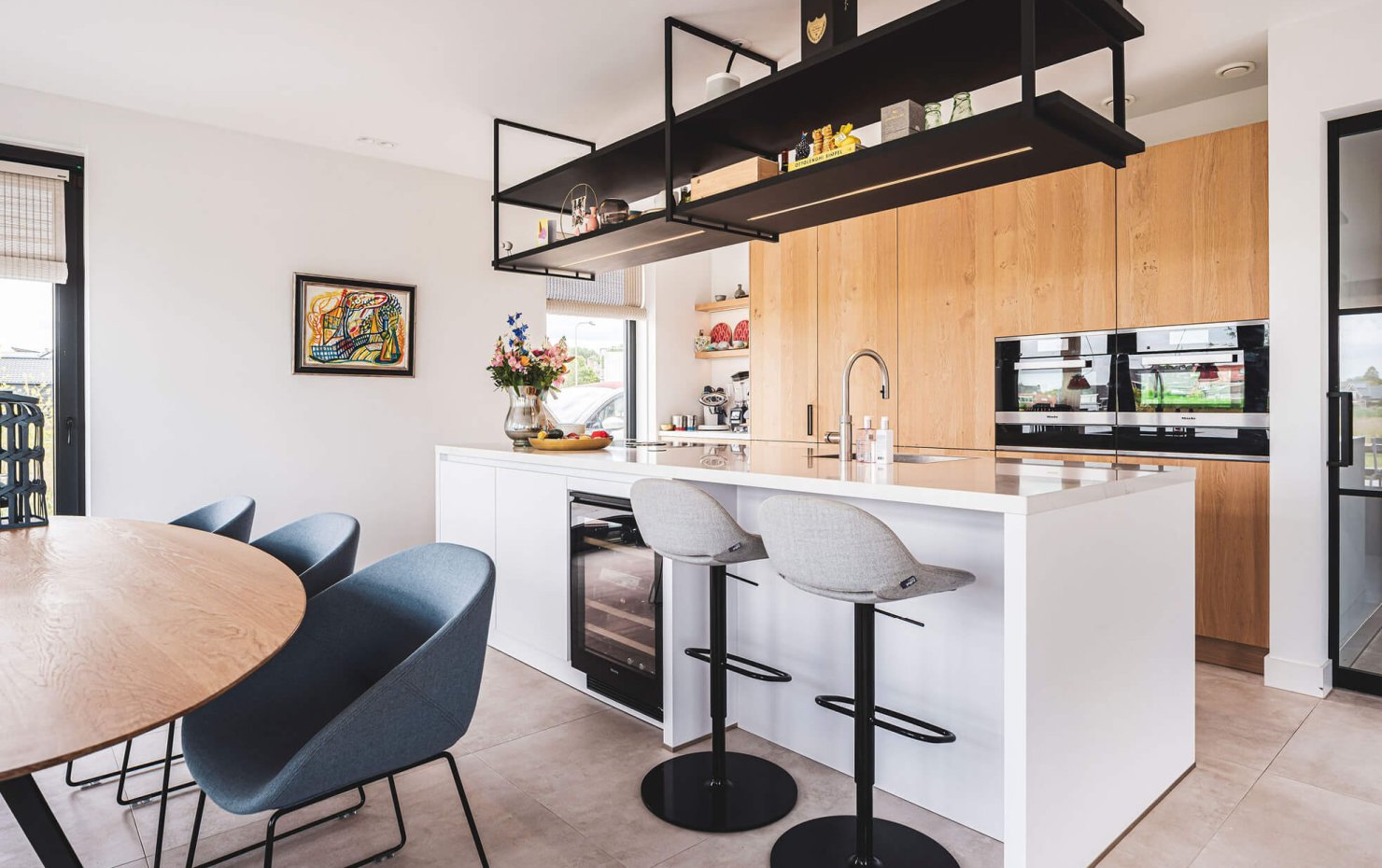 Moderne keuken met hoogglans wit, hout en staal
