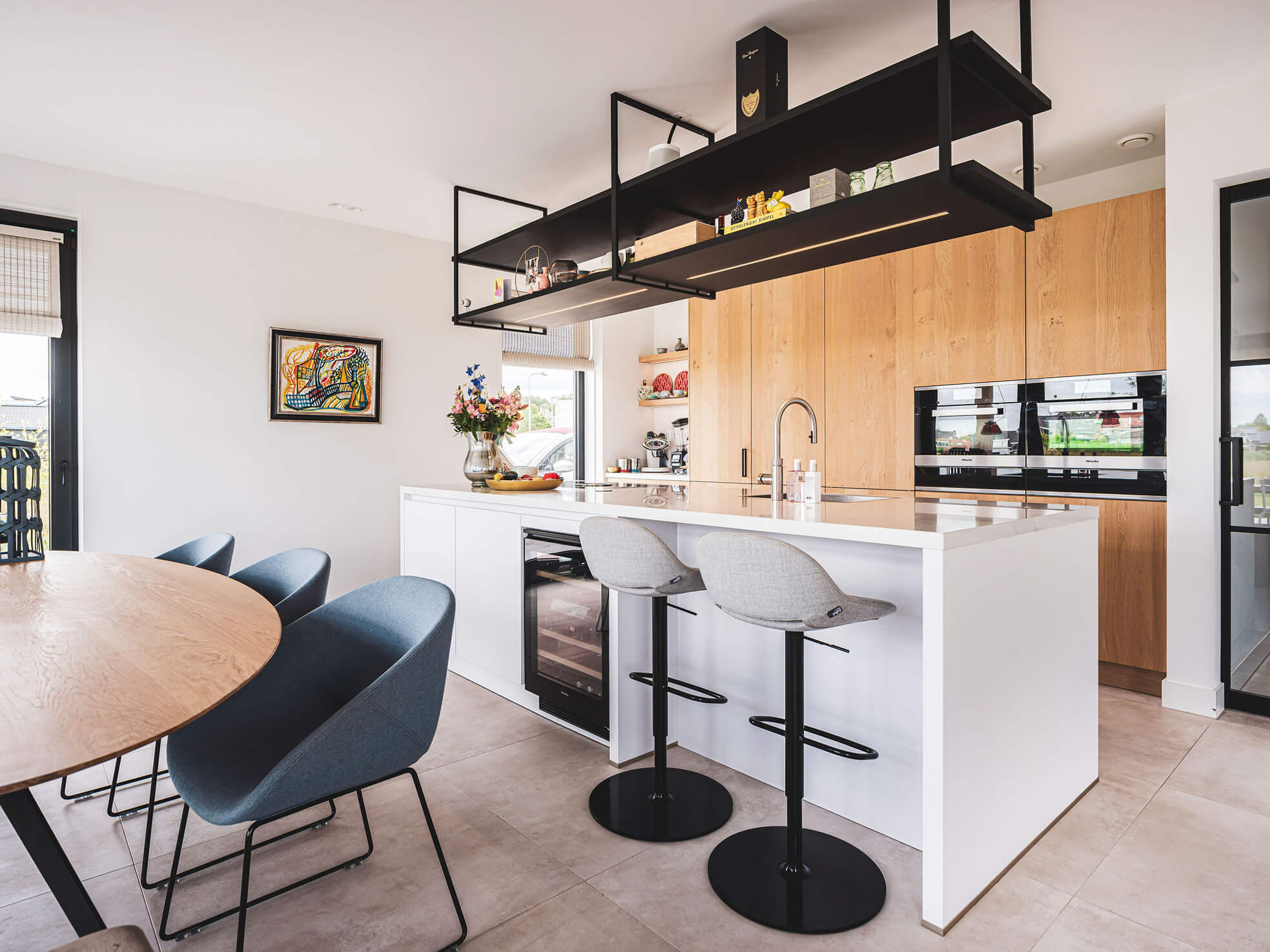Moderne keuken met hoogglans wit, hout en staal