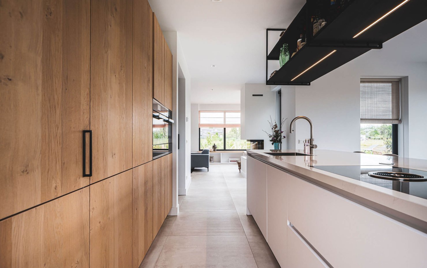 Designkeuken met houten en witte kastdeuren