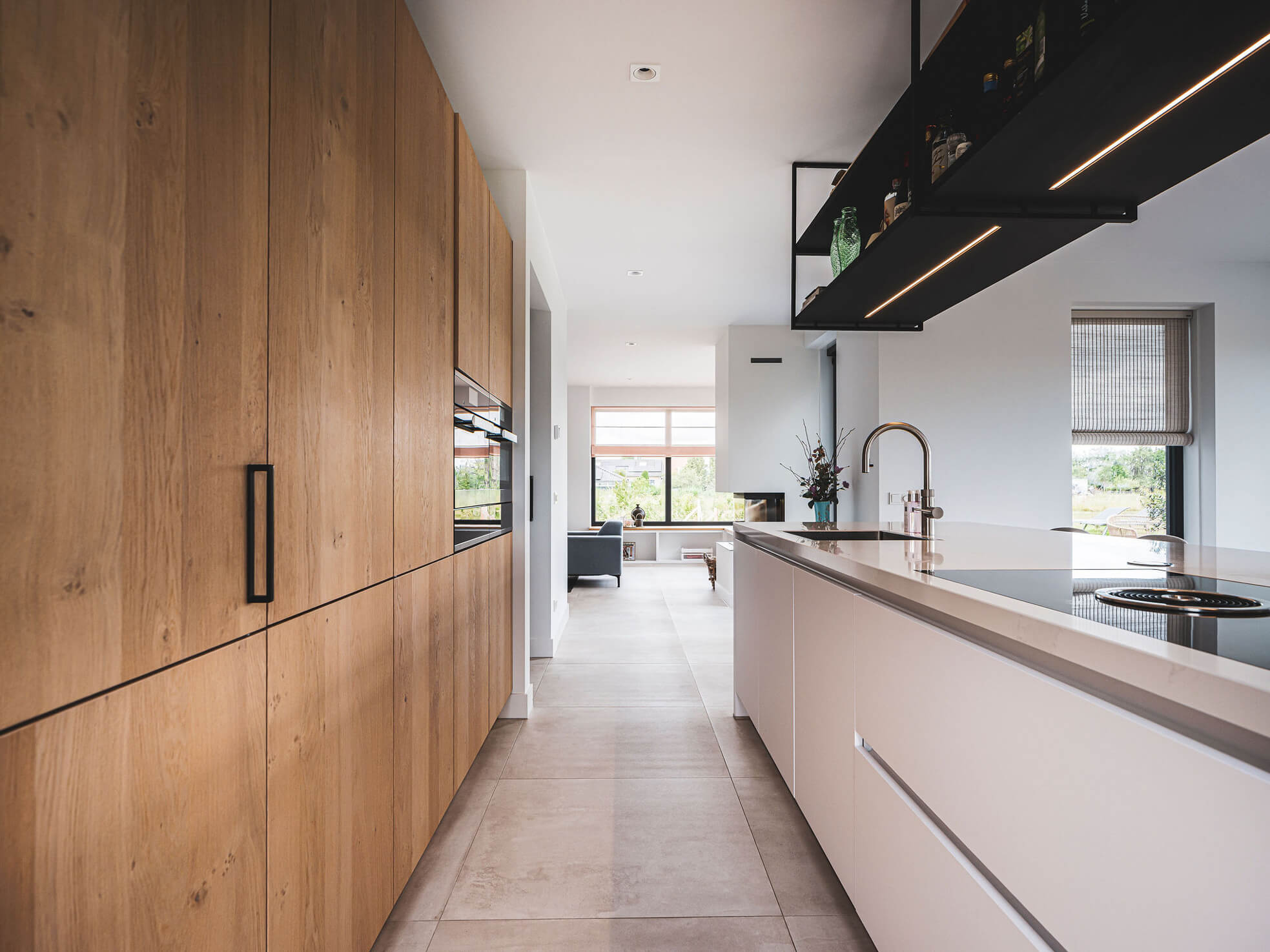 Designkeuken met houten en witte kastdeuren