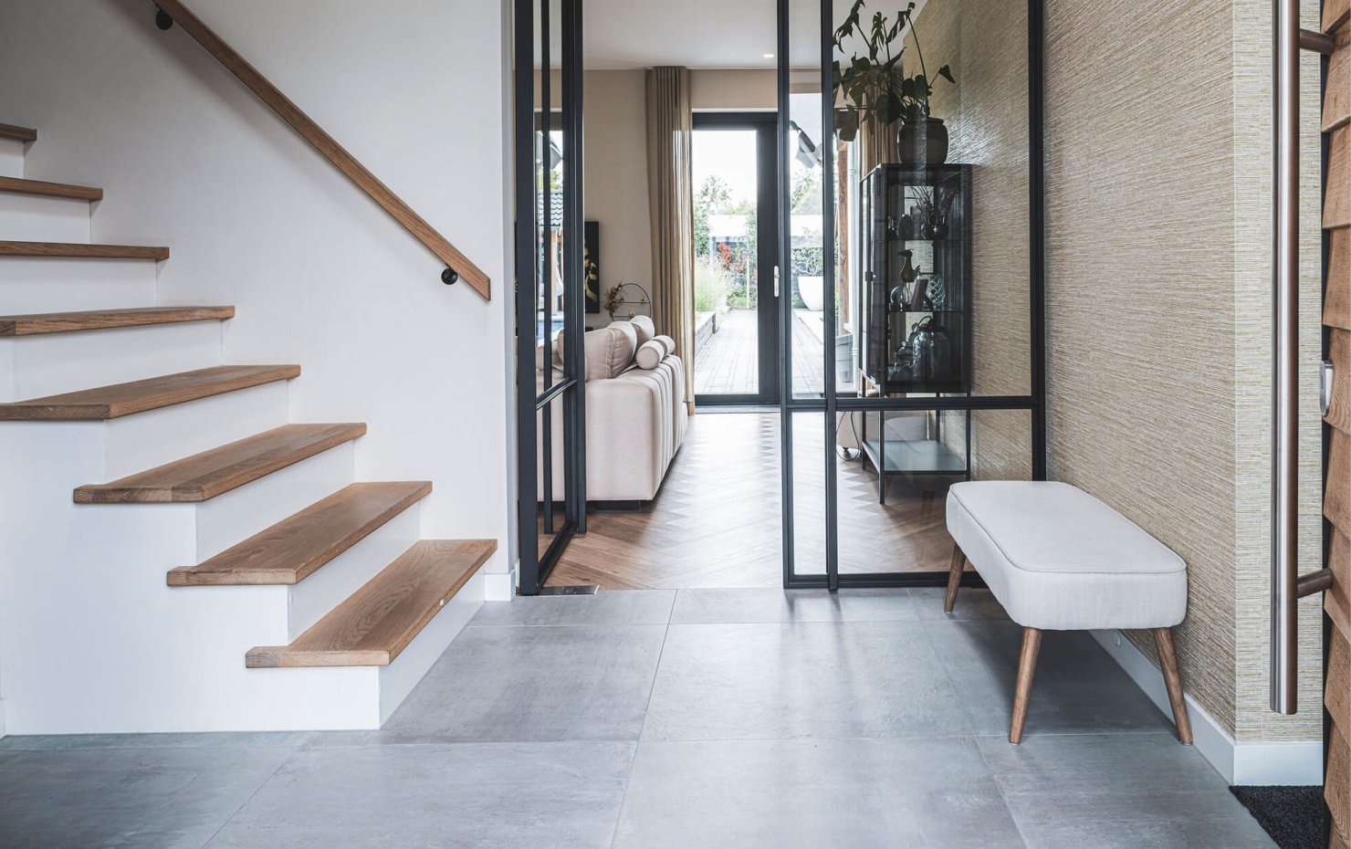 Luxe woning met een zwembad in de tuin, moderne architectuur en veel glas
