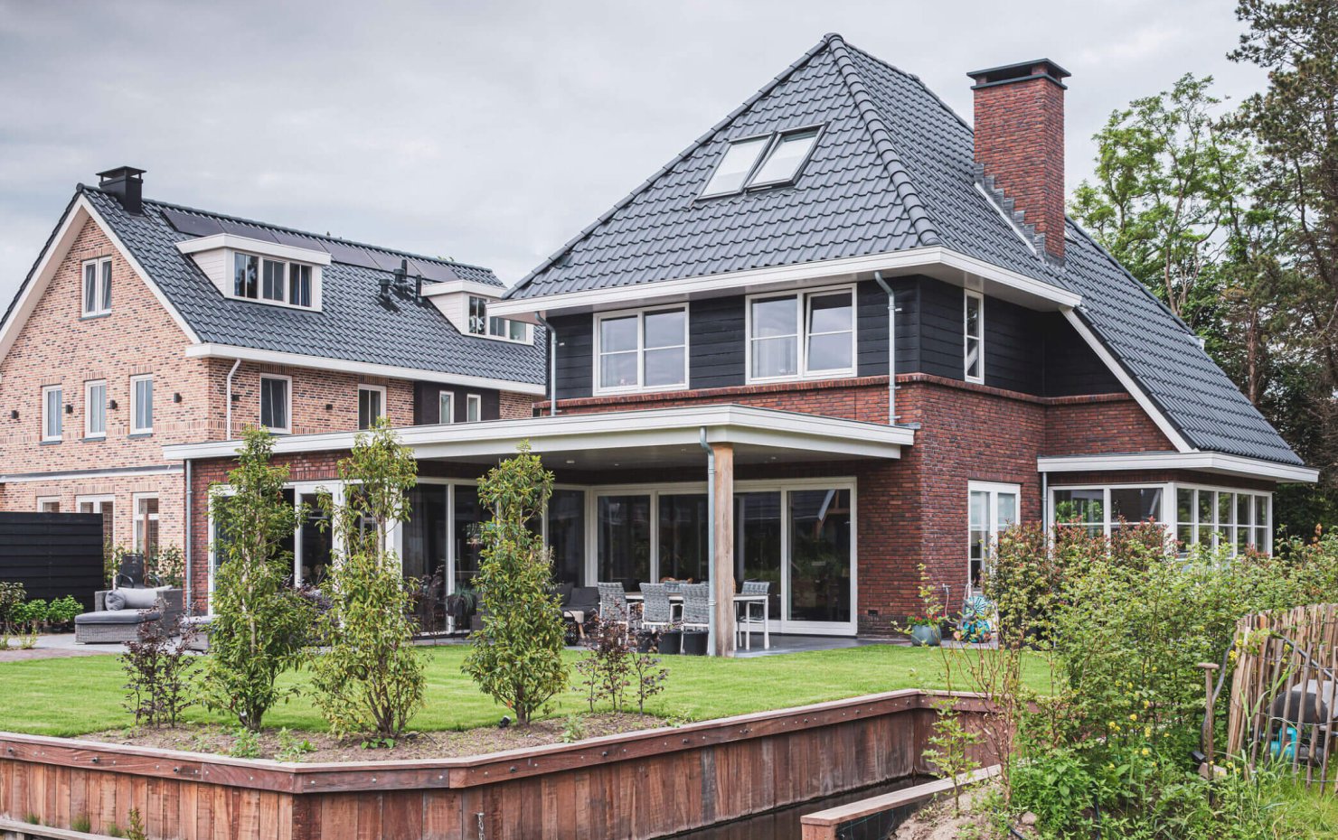 Jaren-30-villa met tuin aan het water en eigen aanlegplek