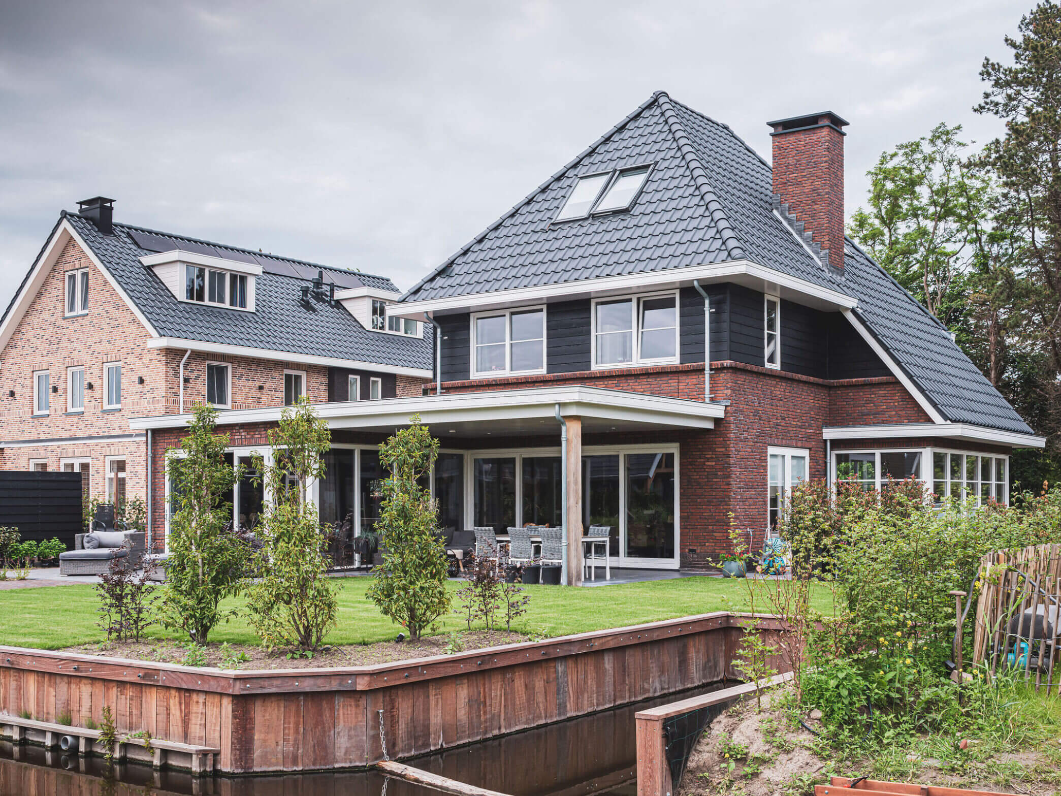 Jaren-30-villa met tuin aan het water en eigen aanlegplek