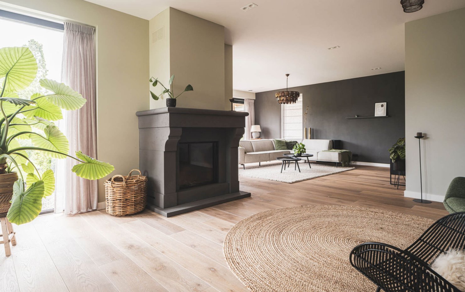 landelijke openhaard centraal in de living met houten parketvloer