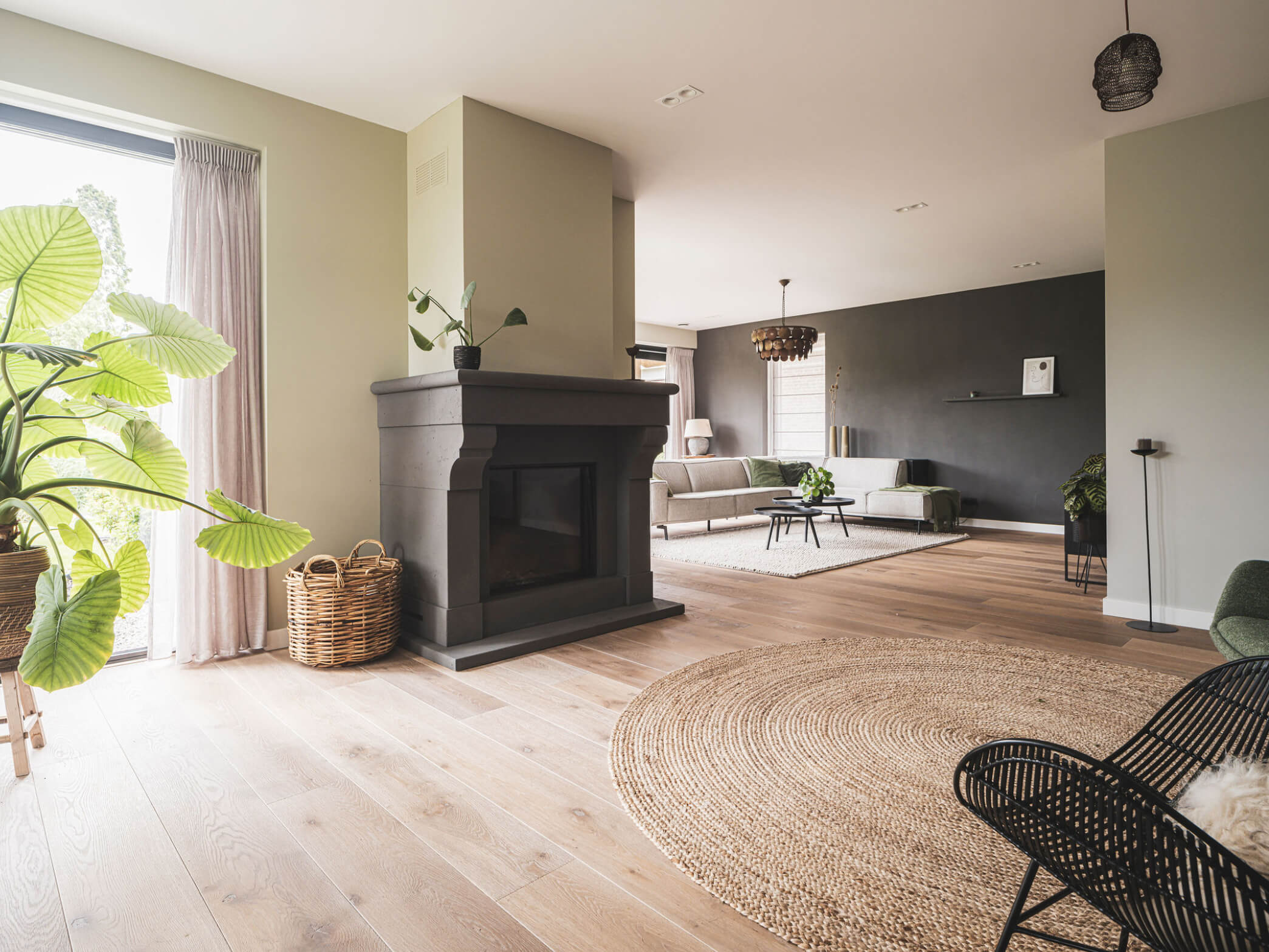 landelijke openhaard centraal in de living met houten parketvloer