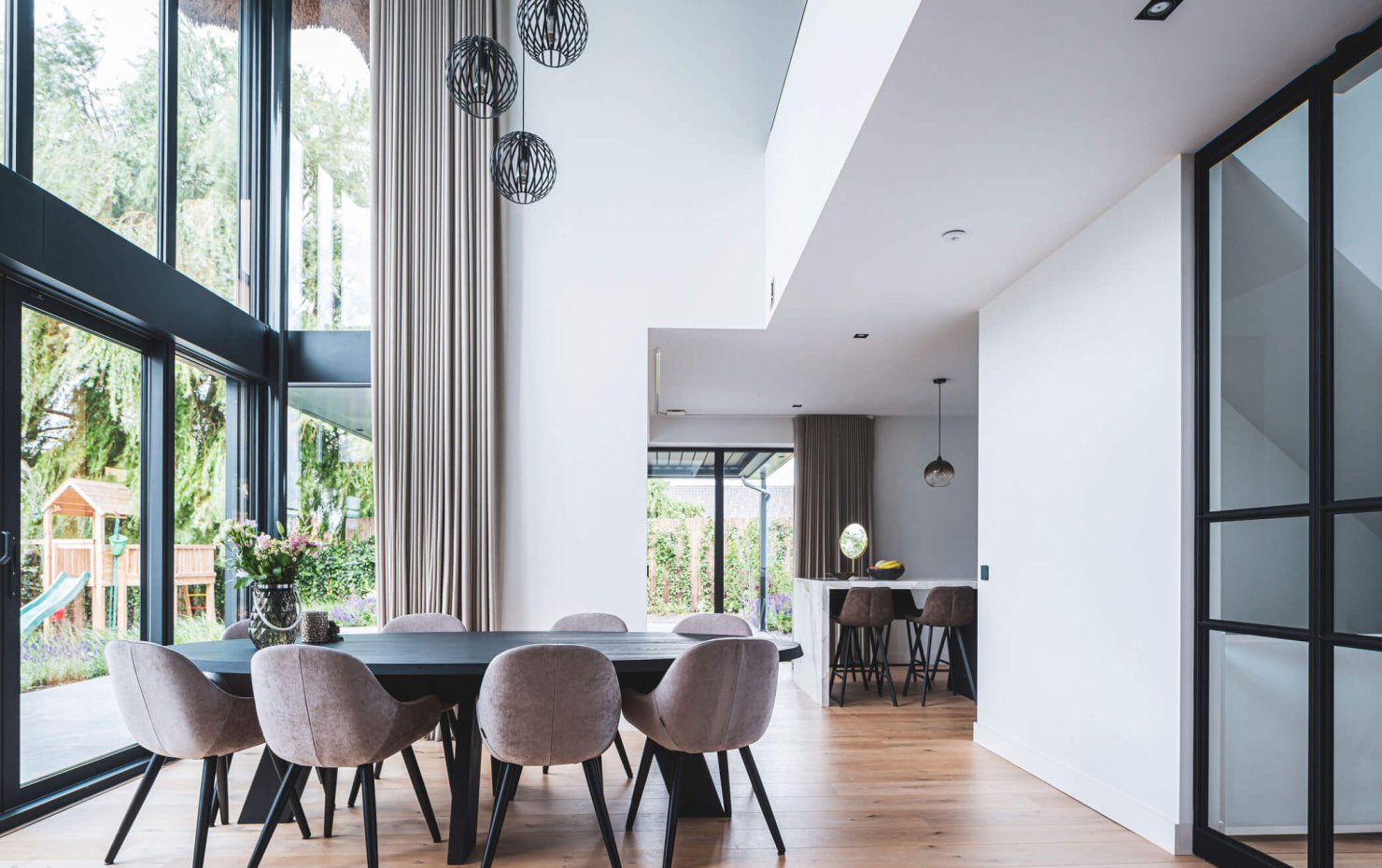 Interieur met doorzicht vanaf eetkamer naar de open keuken met marmeren eetbar