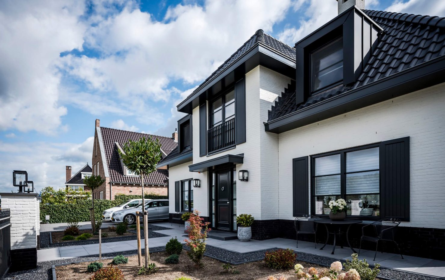 Voordeur van een klassieke notariswoning met frans balkon boven de voordeur