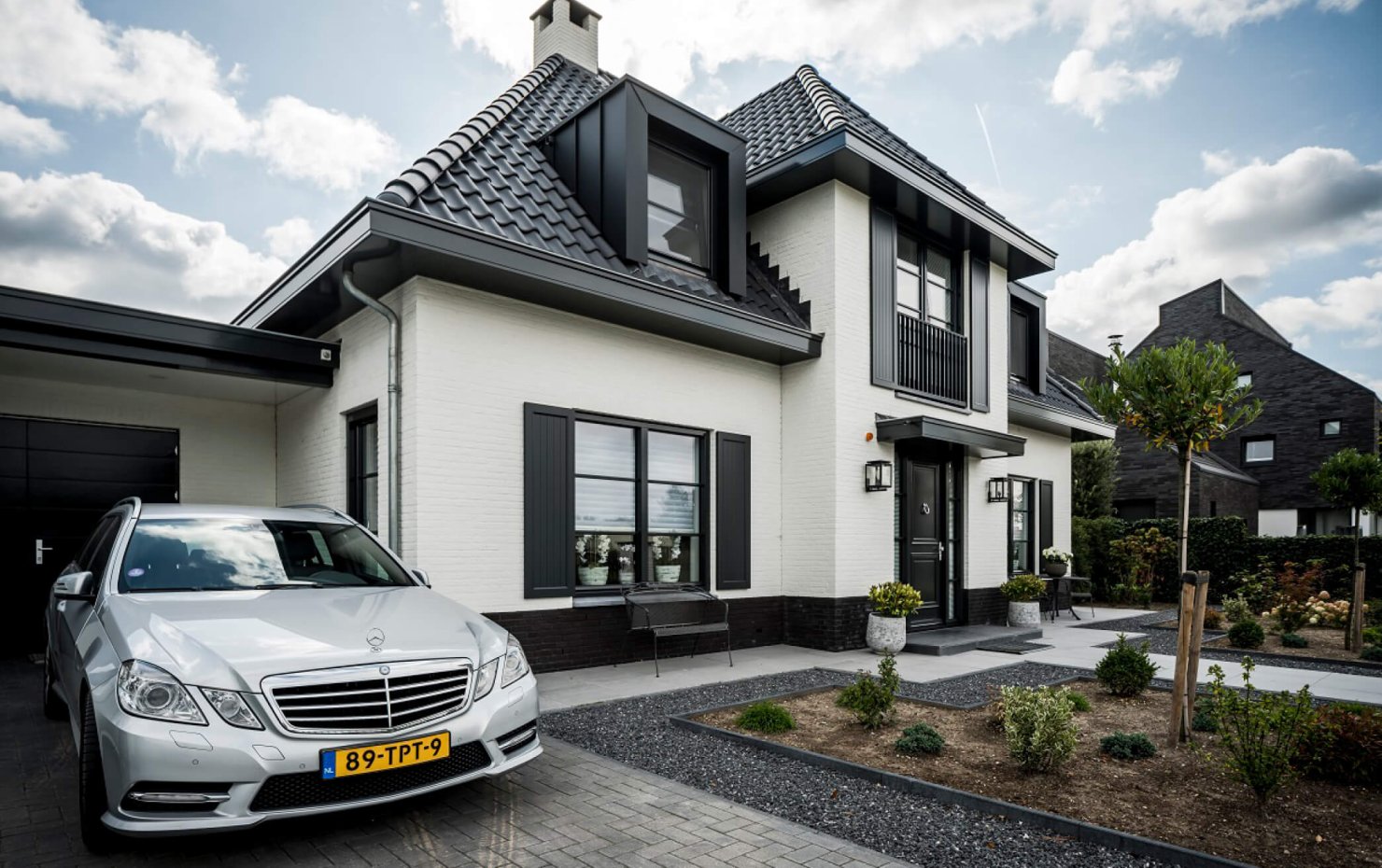Notariswoning met moderne stijlelementen zoals strakke zinken dakkapellen