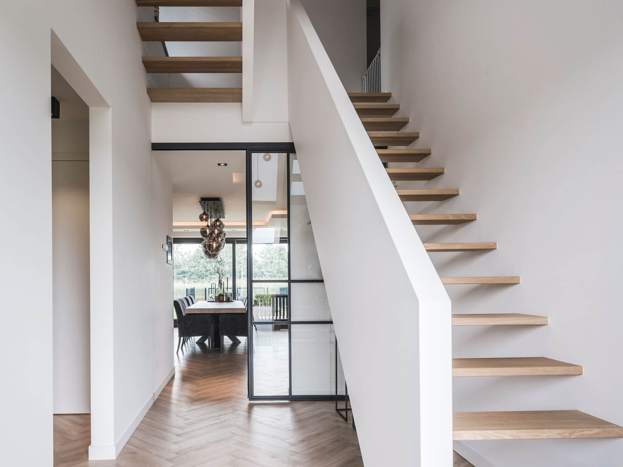 Doorzicht door de woning naar de achtertuin aan het water