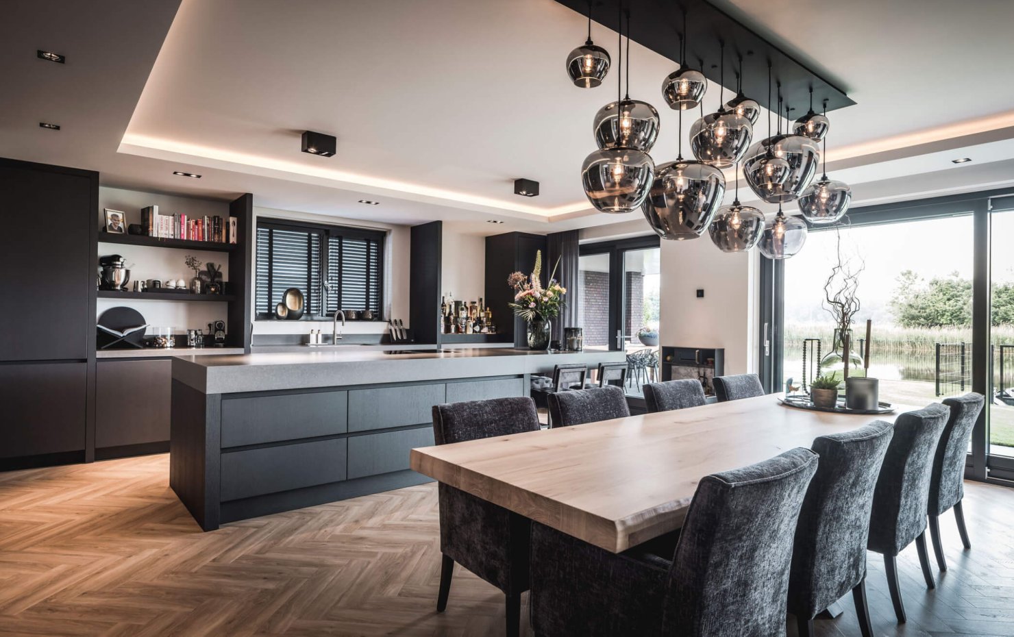 Open keuken met kookeiland en vrij uitzicht over het water