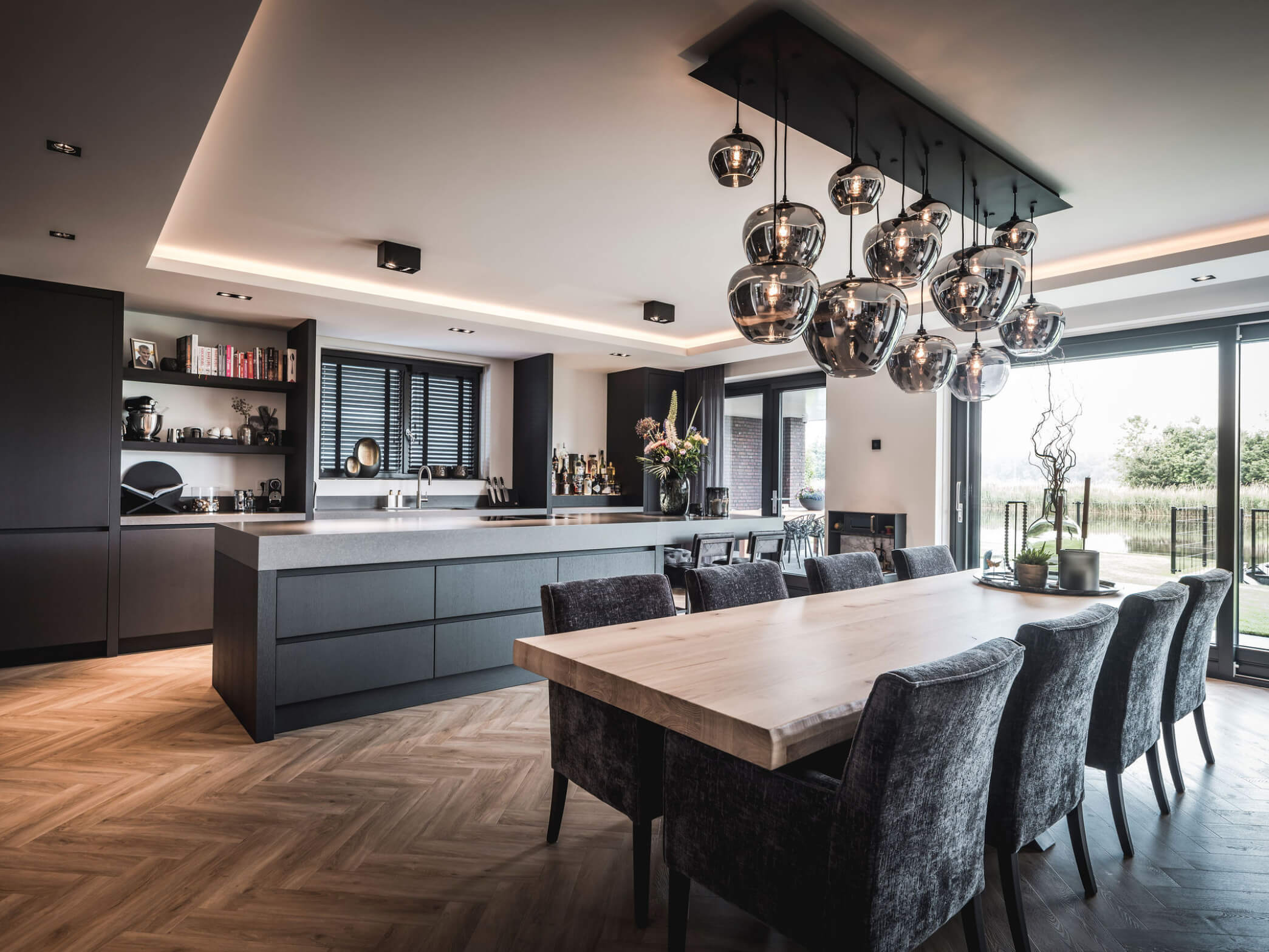Open keuken met kookeiland en vrij uitzicht over het water