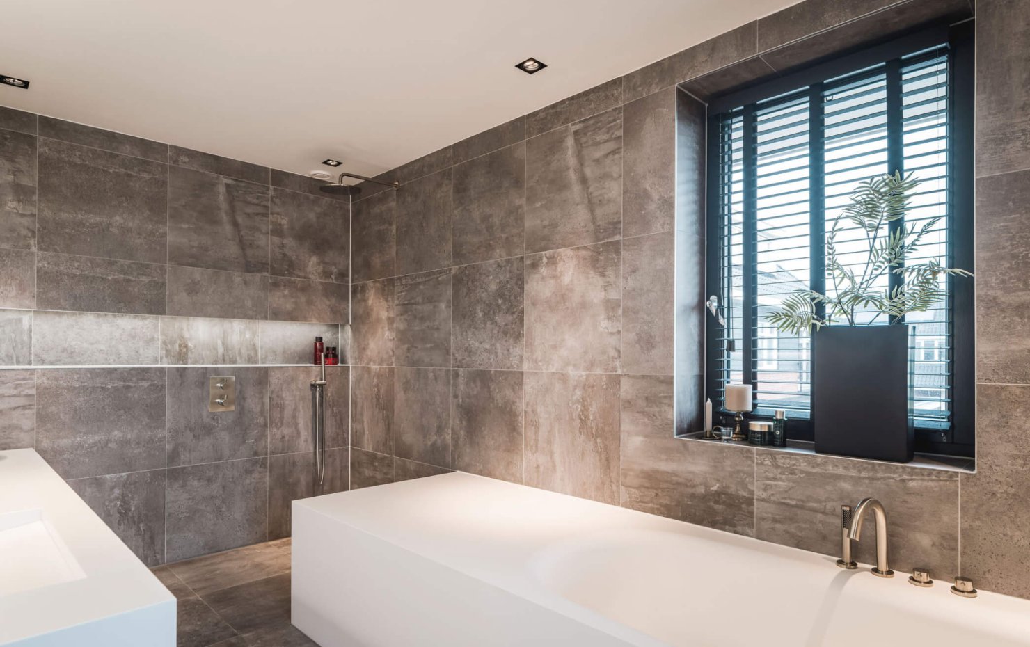Design badkamer met verlichte nis