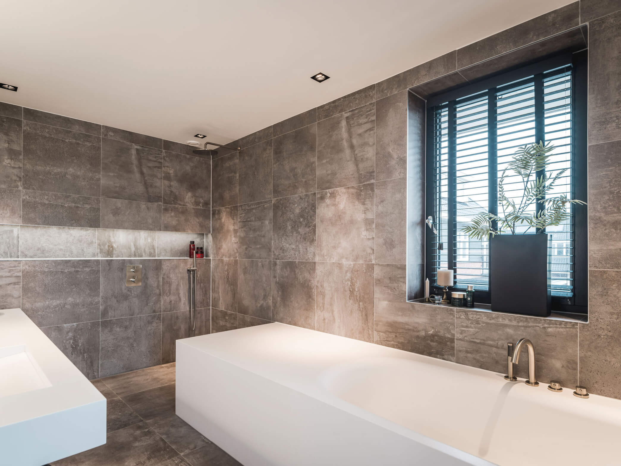 Design badkamer met verlichte nis