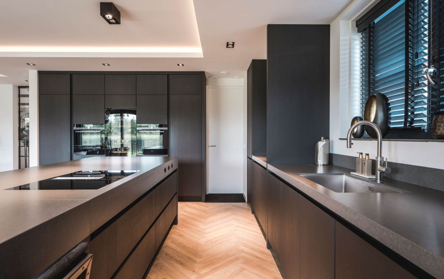 Stoere maatwerk keuken met breed natuurstenen blad