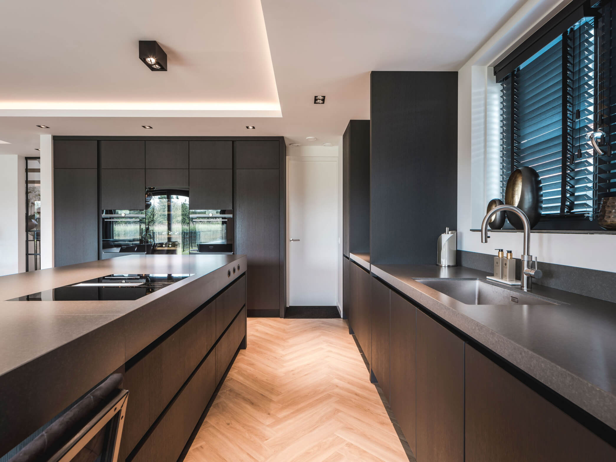 Stoere maatwerk keuken met breed natuurstenen blad