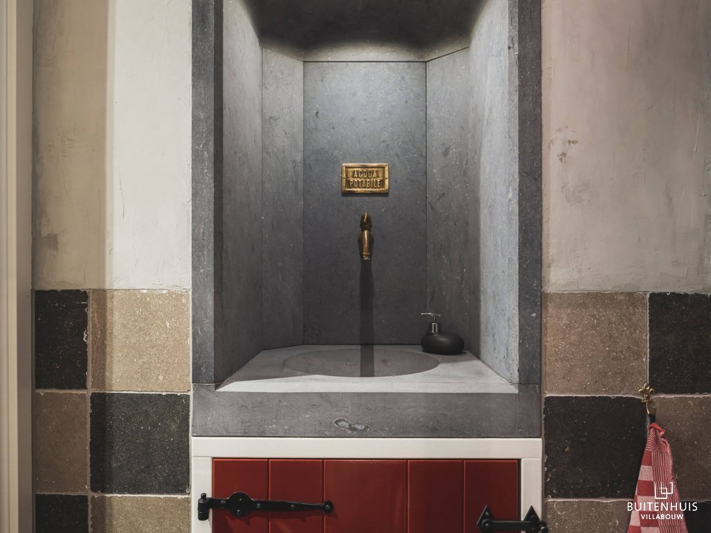 Thumbnailoriginele vont als wastafel in het toilet, met authentieke tegels