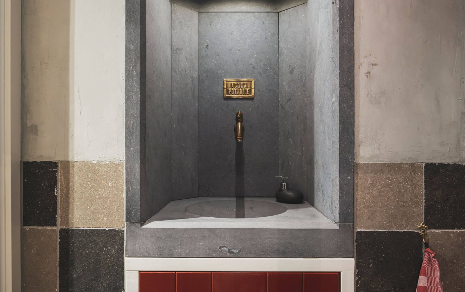 originele vont als wastafel in het toilet, met authentieke tegels