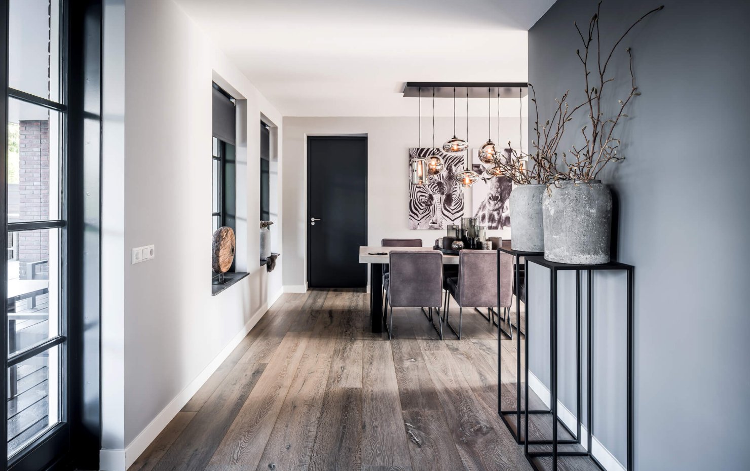 Interieur herenhuis met houten parketvloeren openslaande tuindeuren naar het terras