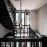 Thumbnail Overloop herenhuis met design lampen en stoere houten balustrade bij de trappen