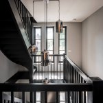 ThumbnailOverloop herenhuis met design lampen en stoere houten balustrade bij de trappen