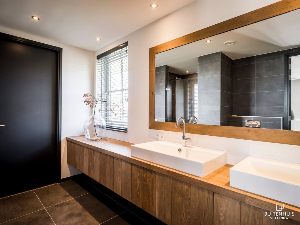 ThumbnailDesign badkamer met zwevende houten kast en zwarte vloertegels en wandtegels