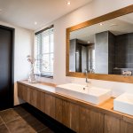 Thumbnail Design badkamer met zwevende houten kast en zwarte vloertegels en wandtegels