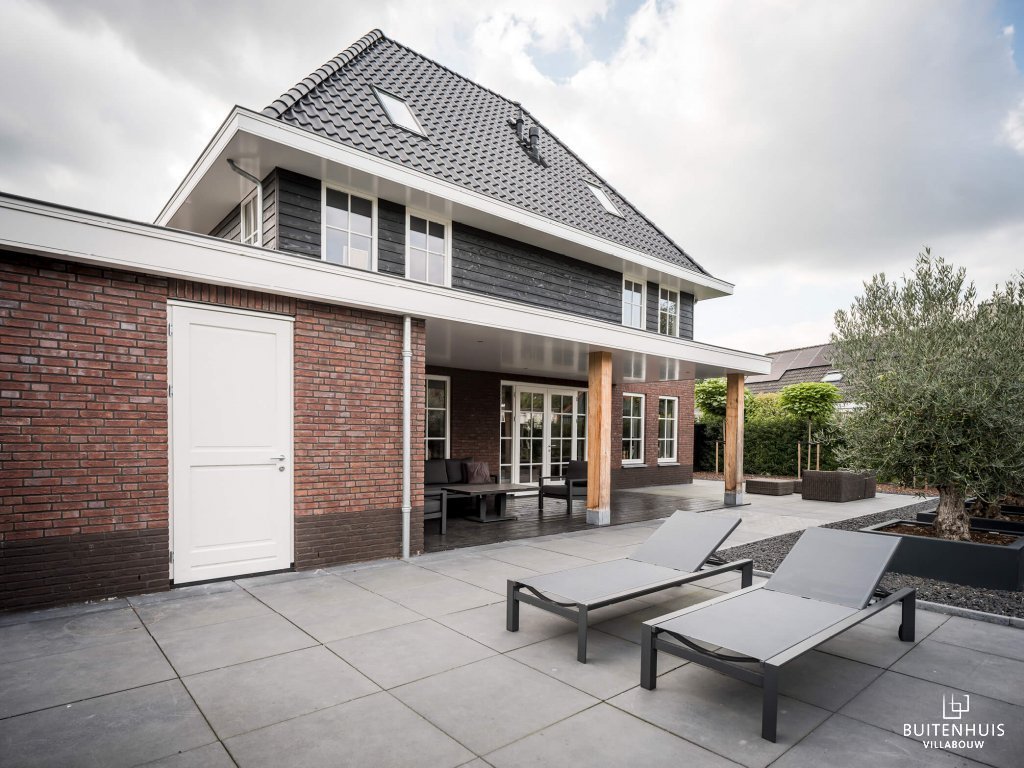 ThumbnailAchtergevel herenhuis met diepe veranda ondersteund met eiken pilaren