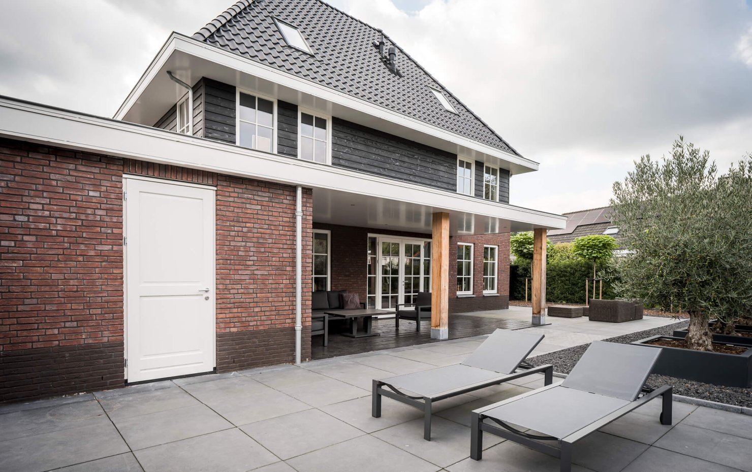 Achtergevel herenhuis met diepe veranda ondersteund met eiken pilaren