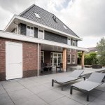 ThumbnailAchtergevel herenhuis met diepe veranda ondersteund met eiken pilaren