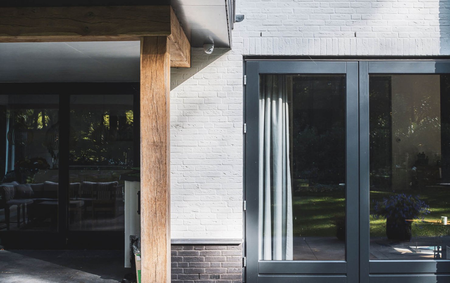 Massieve eiken balken ter ondersteuning van de veranda bij jaren-30-villa