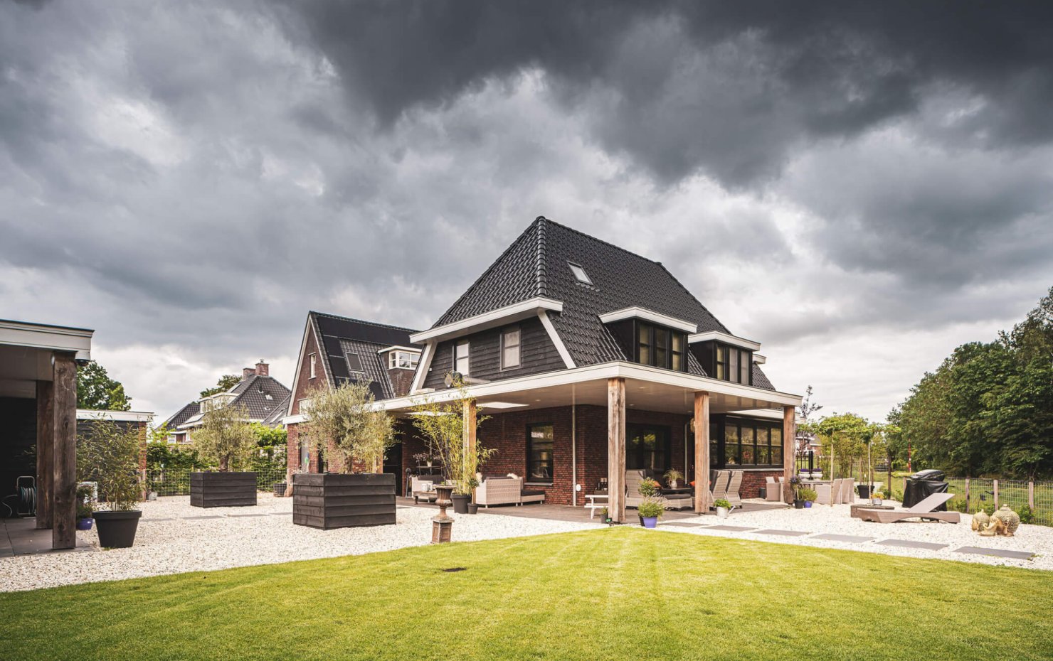 Achtergevel villa met veranda achter en opzij, met bovenlichten