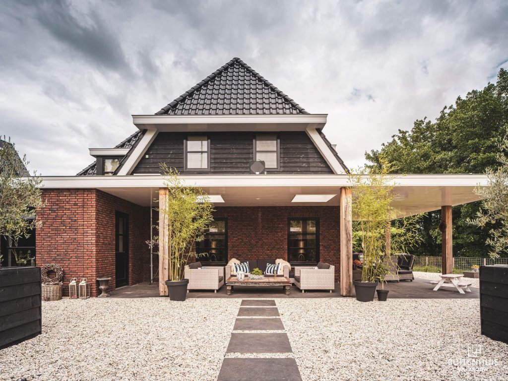 Klassieke jaren-30-villa met grote overkapping van het terras