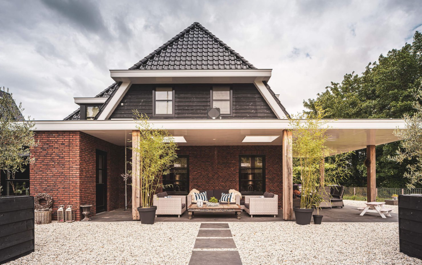 Klassieke jaren-30-villa met grote overkapping van het terras