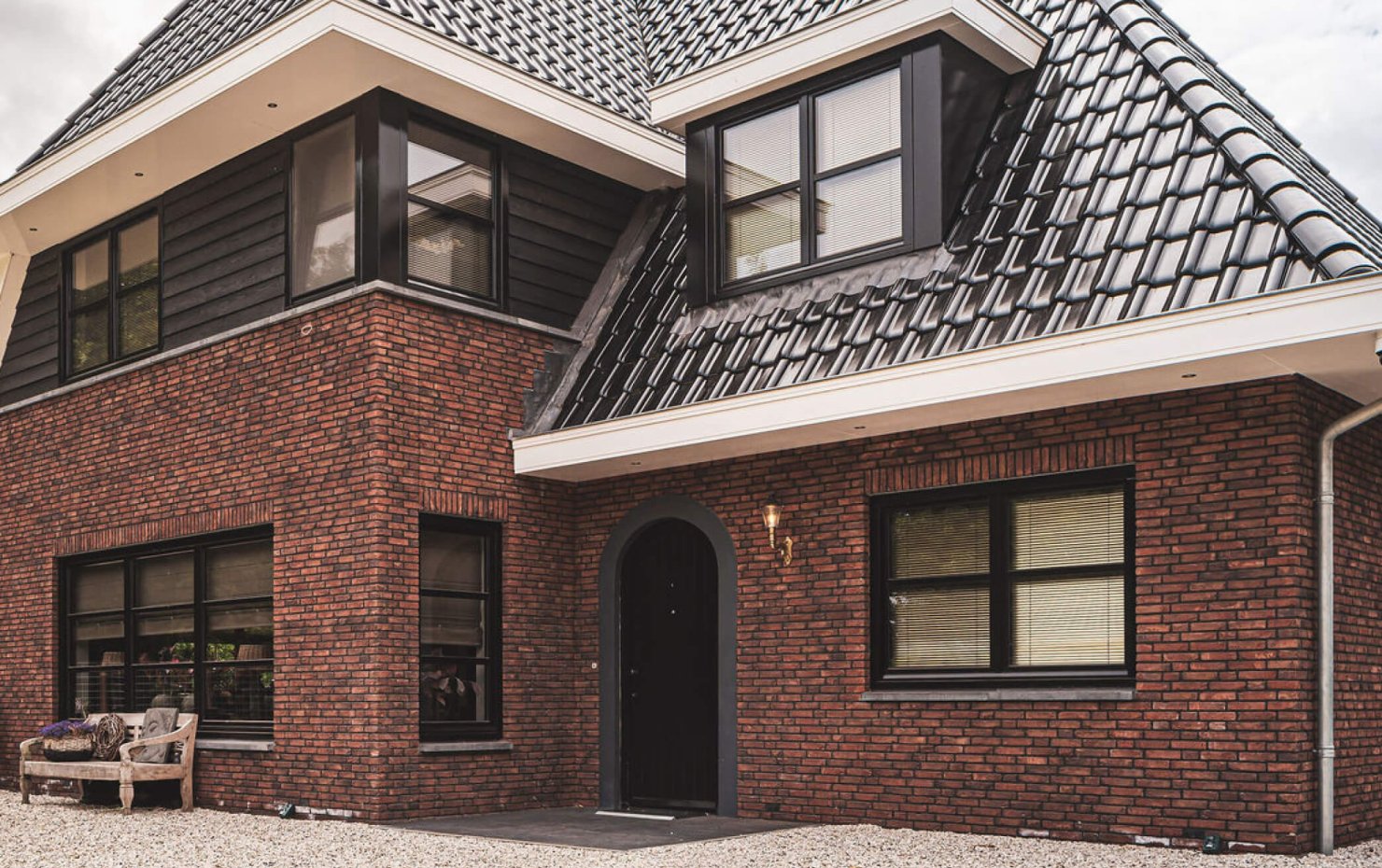 Opvallende ronde boog boven de deur van deze klassieke villa