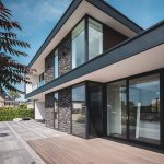 Thumbnail Moderne kubistische woning met grote raampartijen, staal hout en siersteen