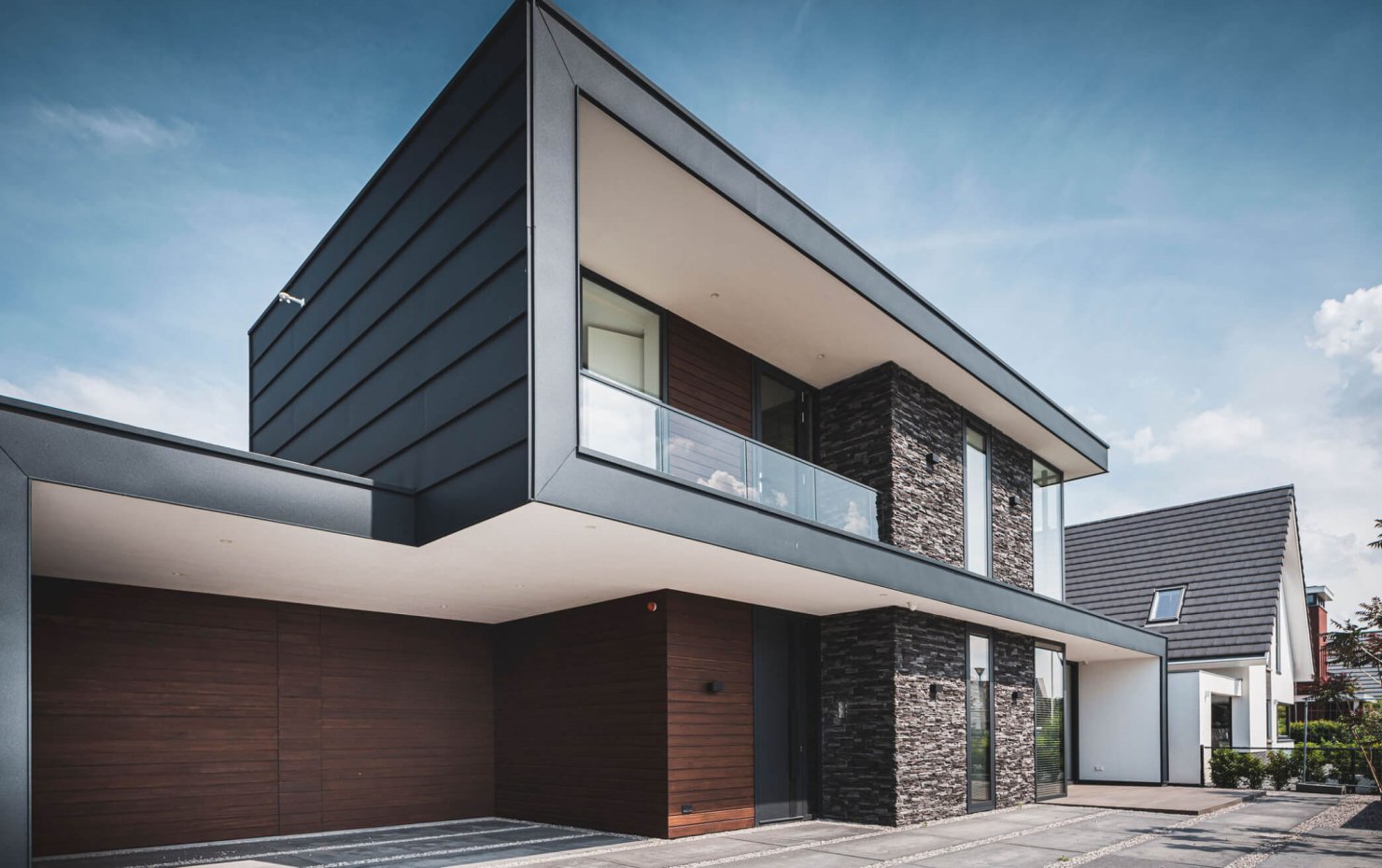 Glazen balustrade bij het balkon van moderne kubistische woning