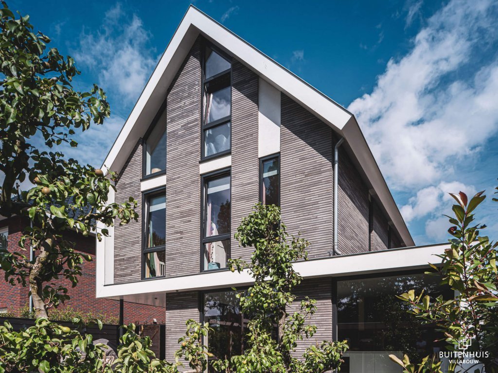 ThumbnailAchtergevel moderne schuurwoning met dak dat doorloopt in de veranda