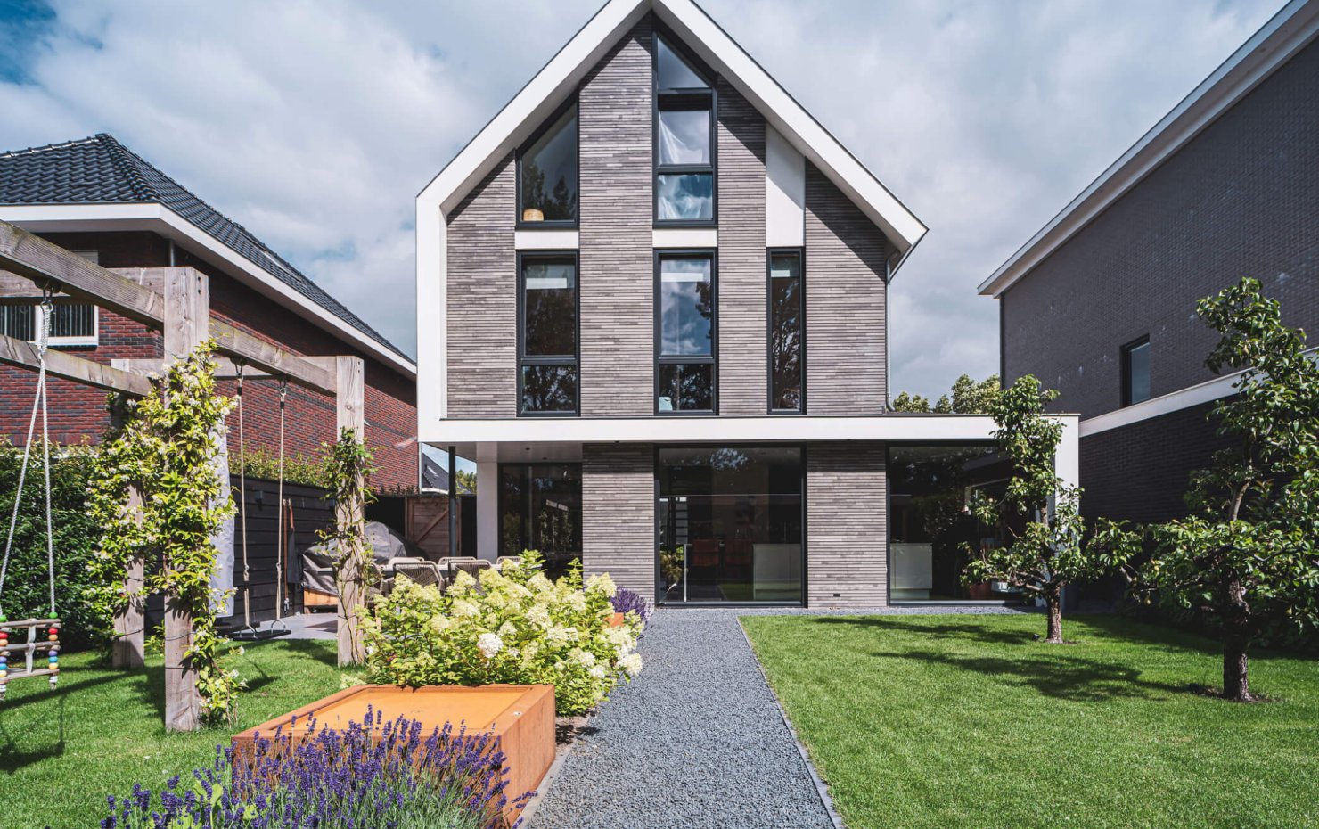 Achtergevel moderne schuurwoning met veel kamerhoog glas