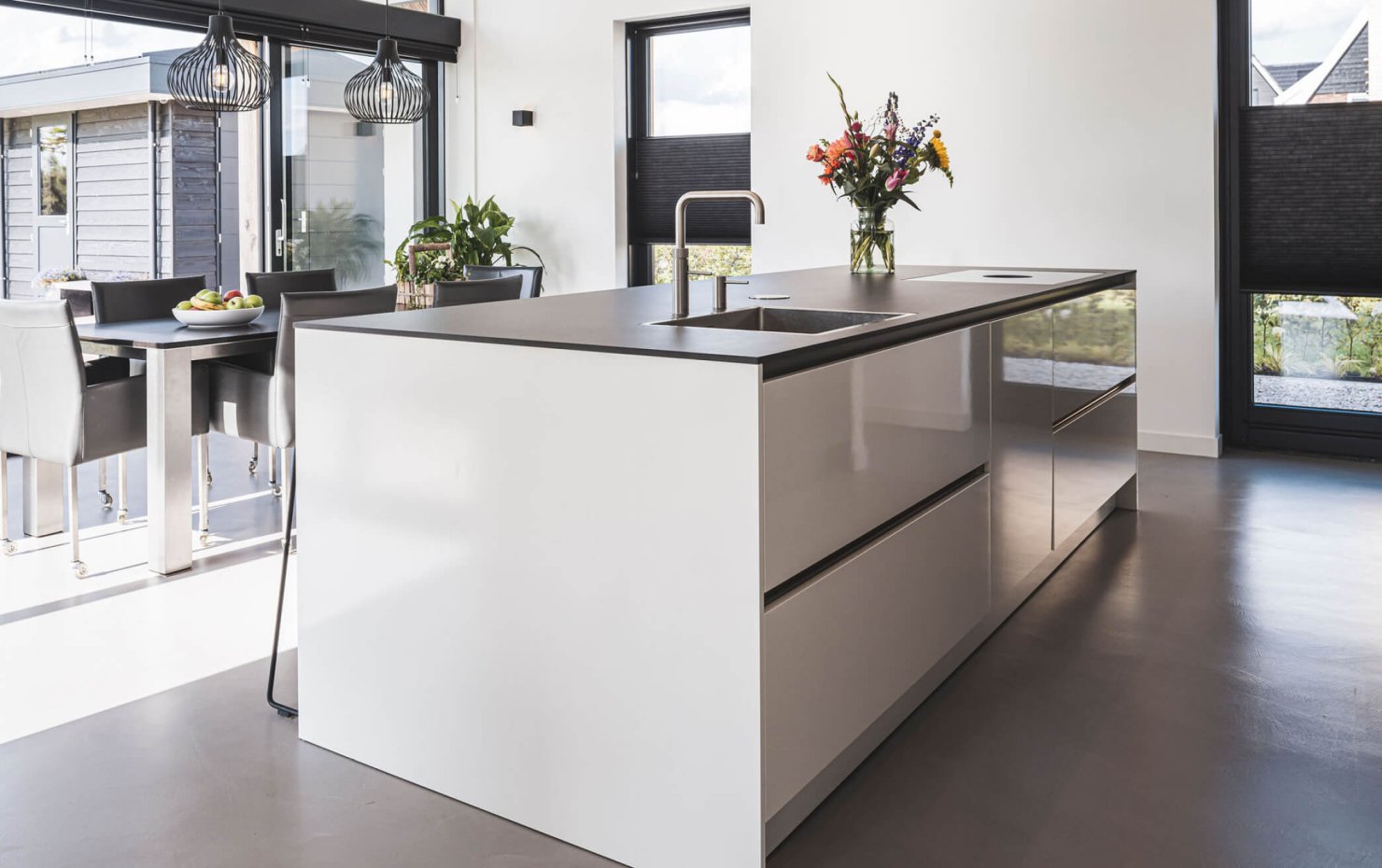 Moderne designkeuken met kookeiland en greeploze kasten