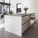 ThumbnailModerne designkeuken met kookeiland en greeploze kasten